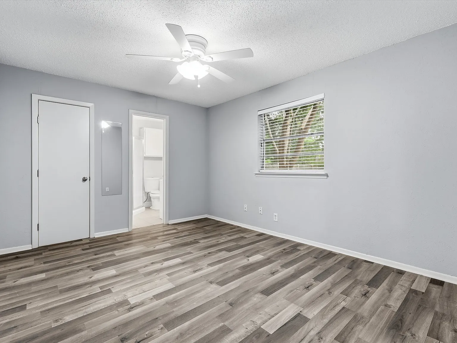 3 bed, 1042 sqft, $1,895 — Photo 4