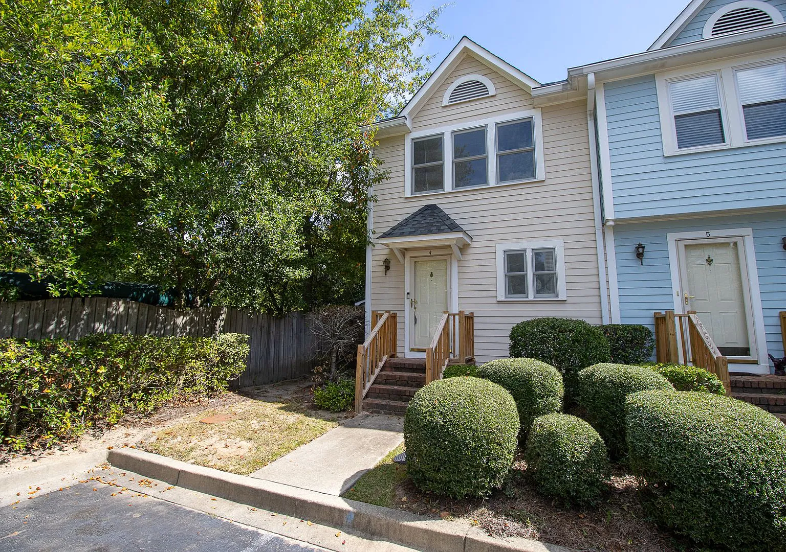 Charming 2-Bedroom Townhome in Market Village — Photo 1
