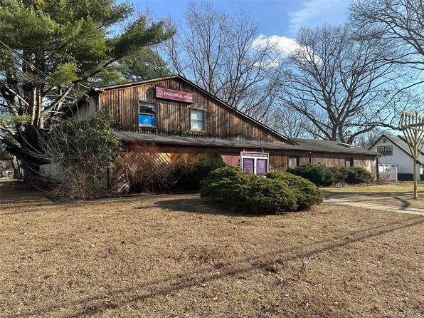 981 Old Town, Coram, NY 11727