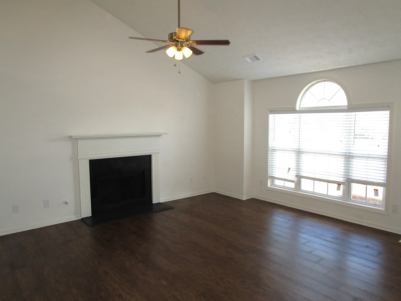 4 bed, 2.0 bath, 1987 sqft, $2,395 — Photo 3