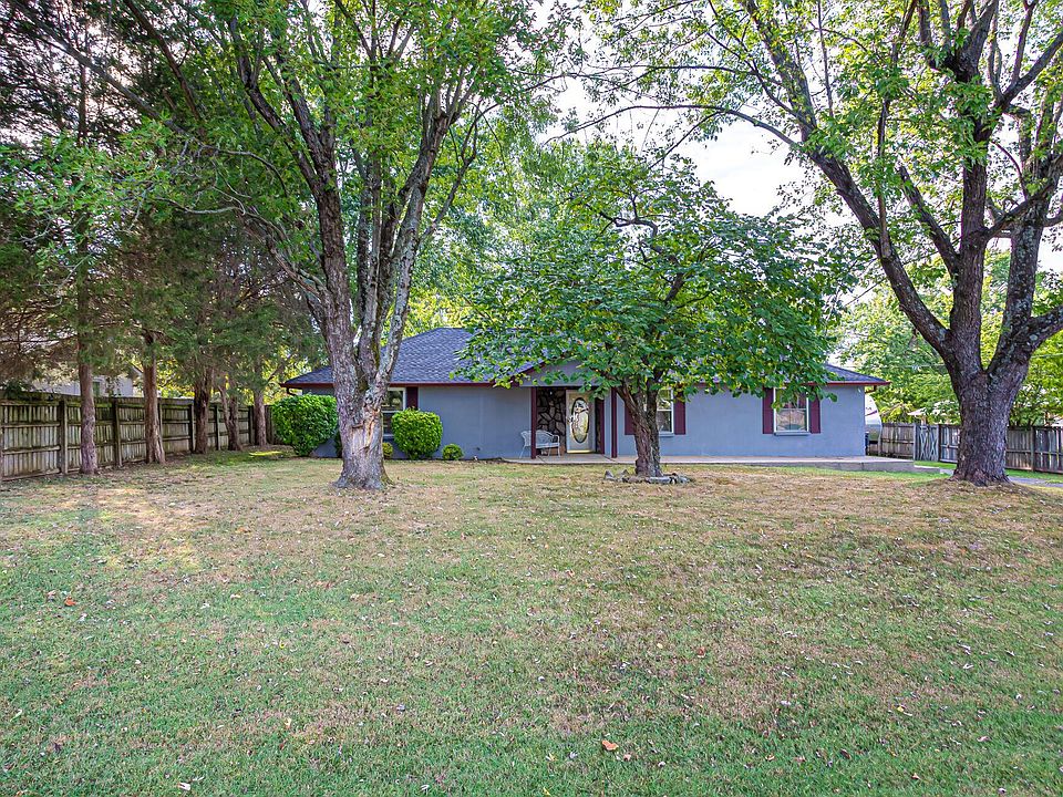 1st image of 415 Pioneer Dr