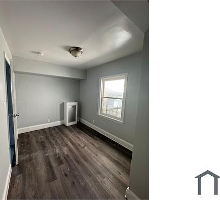 5th image of 122 Oak St