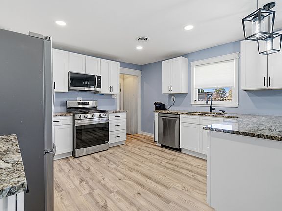 3rd image of 3311 Pinecrest Dr