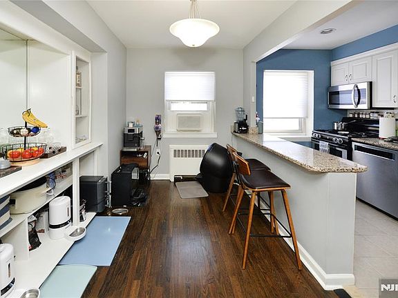 3rd image of 980 Main St APT C1