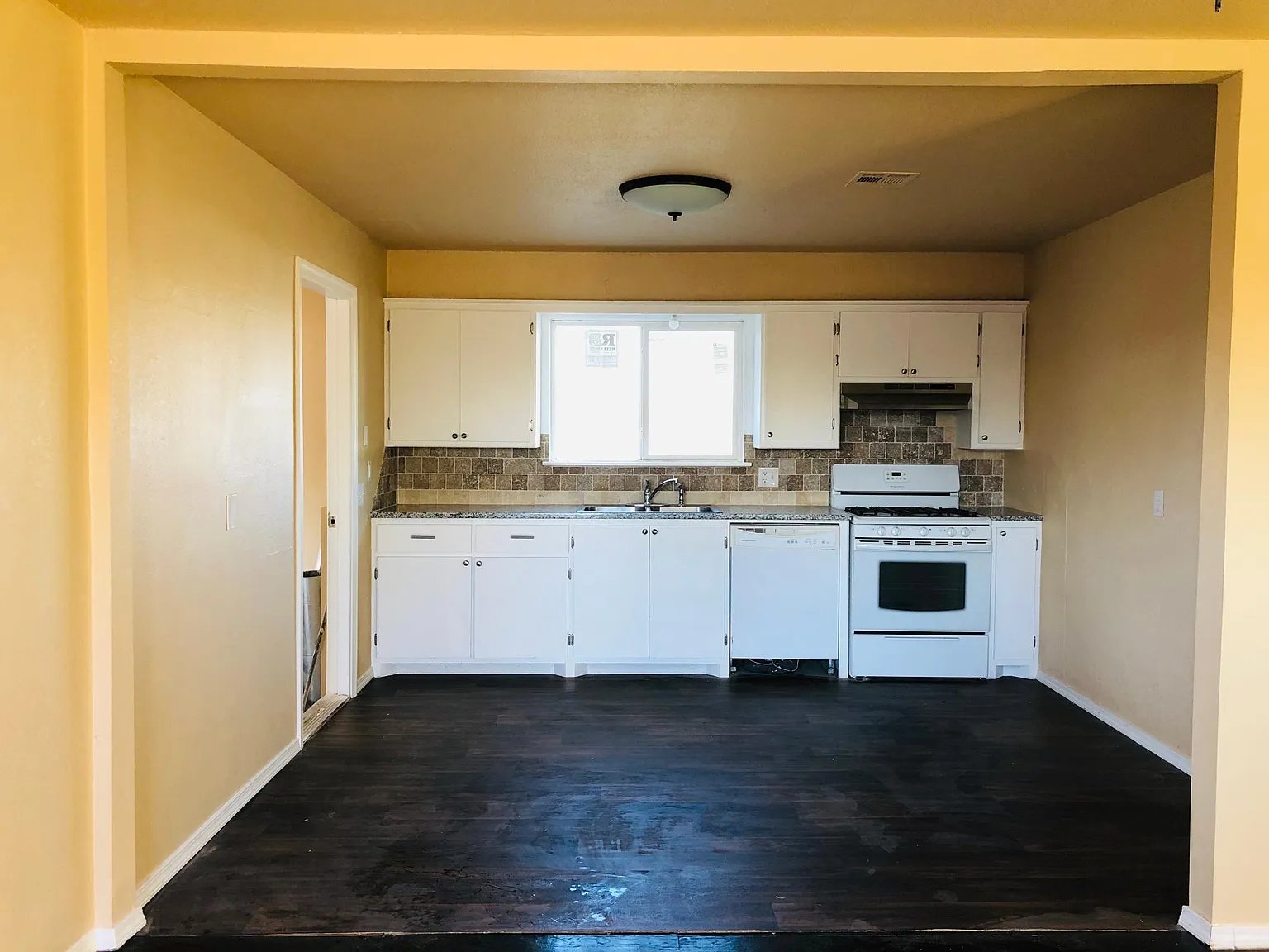 3 bed, 900 sqft, $1,000 — Photo 2