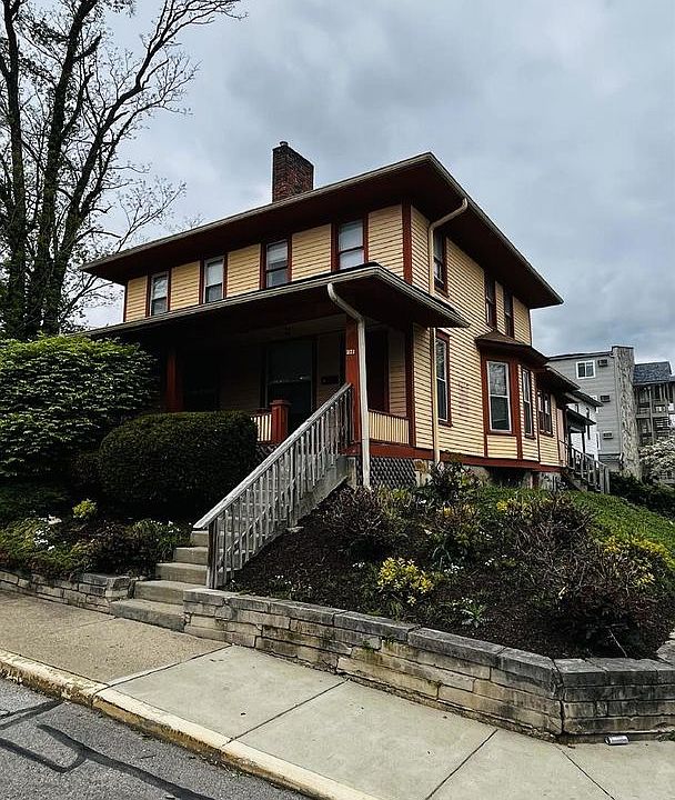 1st image of 221 E 9th St
