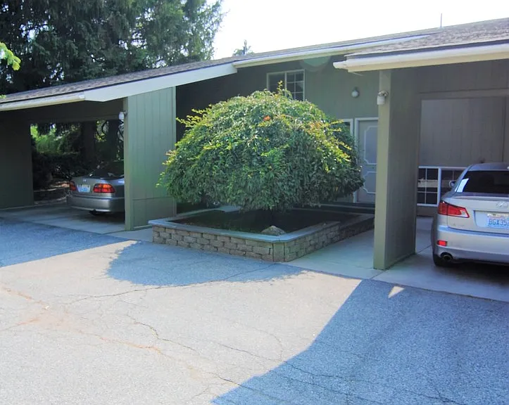 939 N Baker Ave — Photo 10