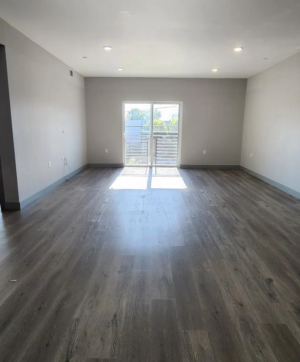 3 Beds, 2 Baths Van Nuys Apartment — Photo 2