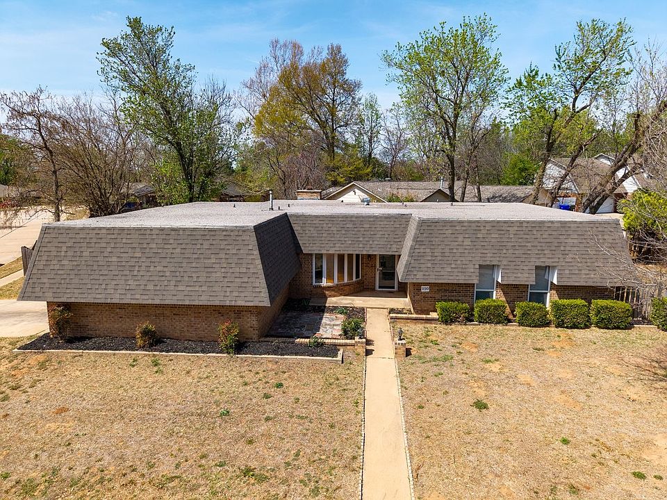 1st image of 220 Cherry Creek Dr