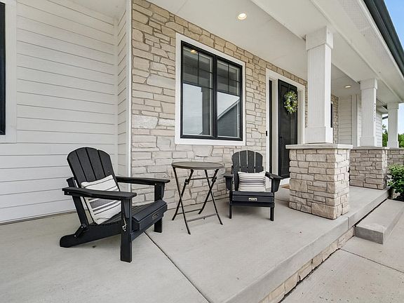 2nd image of 2412 Kilarney Way
