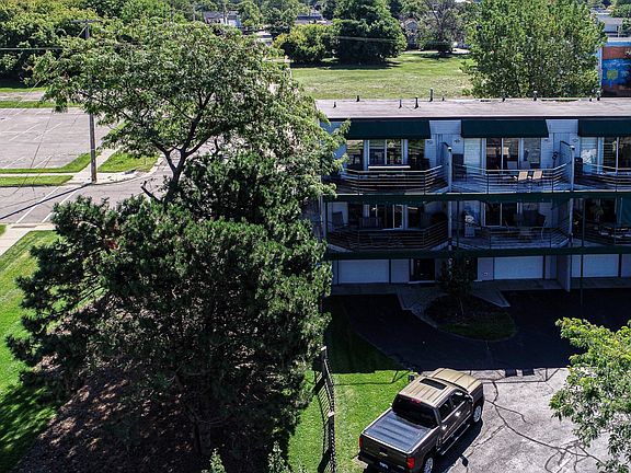 4th image of 214 N Harbor Dr