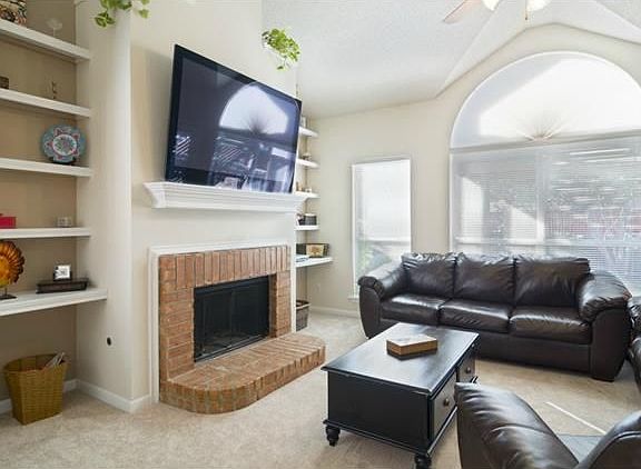 2nd image of 816 Parkview Cir