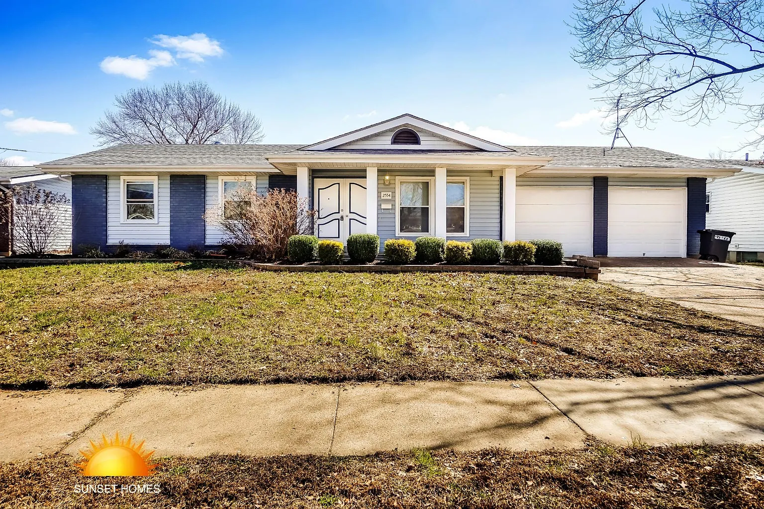 2554 Shorewood Dr photo 1