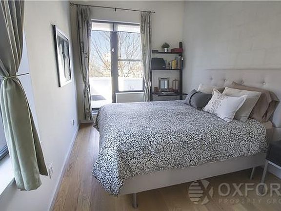 3rd image of 395 14th St Unit Townhouse