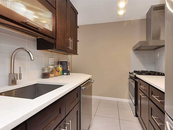 4th image of 11866 Metropolitan Ave