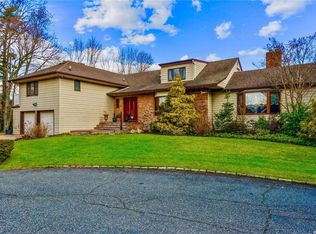 252 Hedge Ln, Hewlett, NY 11557