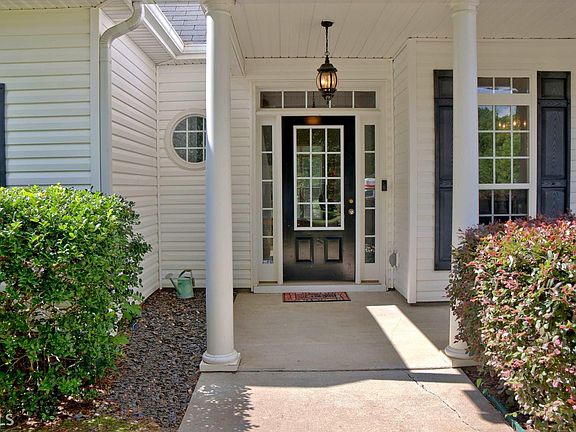 2nd image of 10 Cambridge Ln