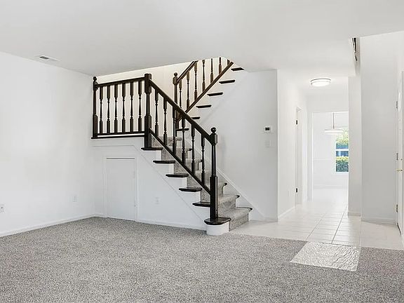 4th image of 294 Eaton St #294