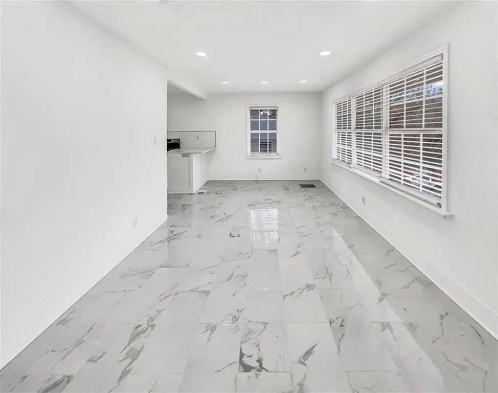 3 bed, 2.0 bath, 1046 sqft, $2,000 — Photo 2