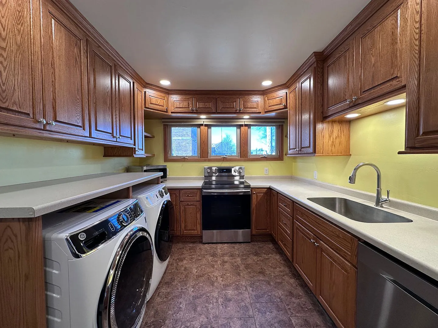 Single Family Home W/Fenced In Yard Available Soon! — Photo 3