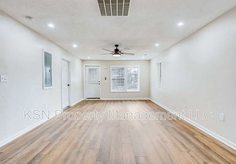 2032 Eppinger St — Photo 5
