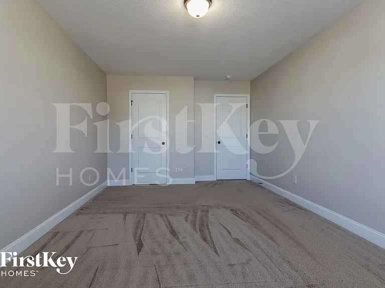 114 Colonial Ct — Photo 13