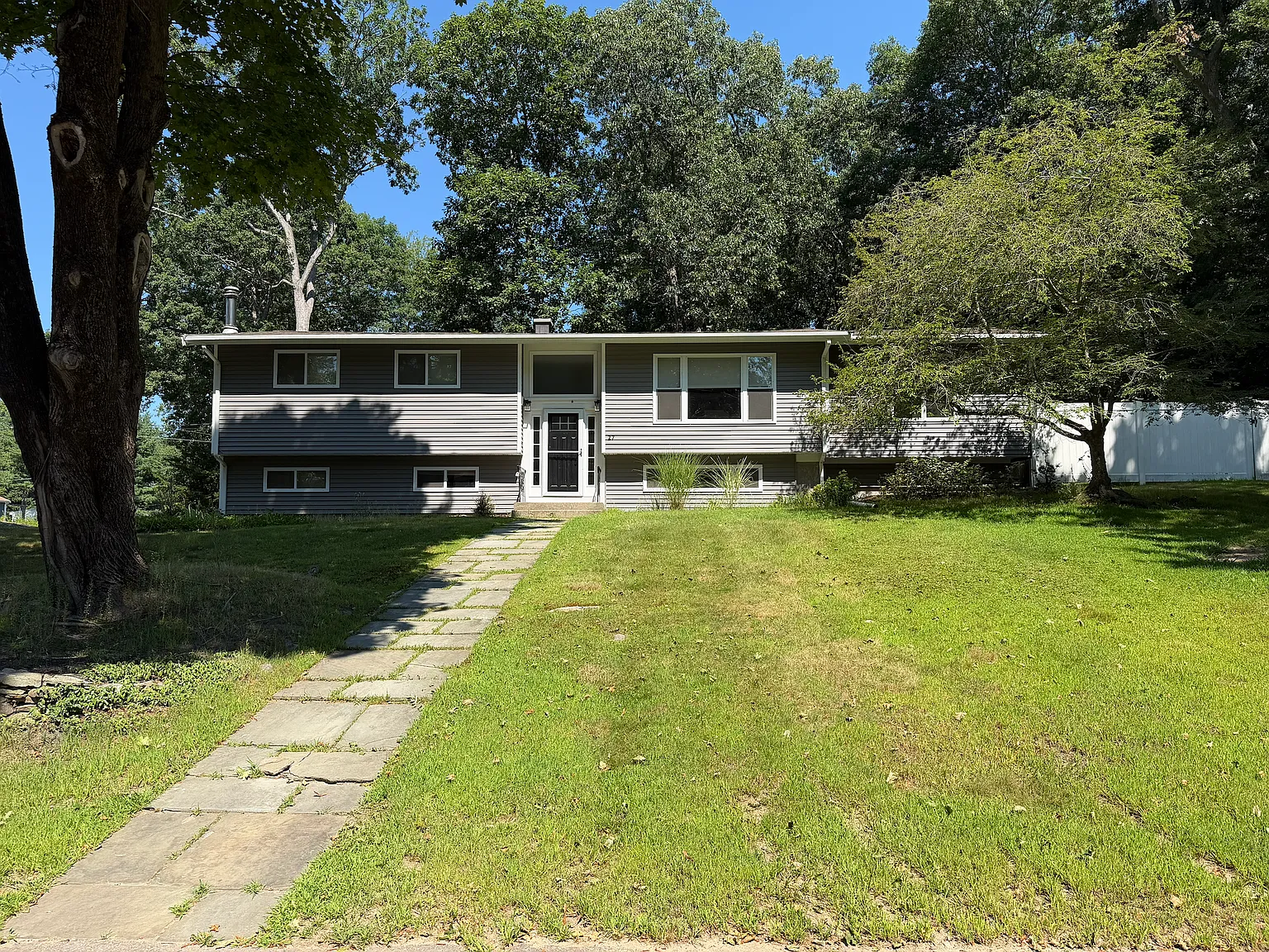 3 bed, 2.0 bath, 2100 sqft, $4,500 — Photo 2