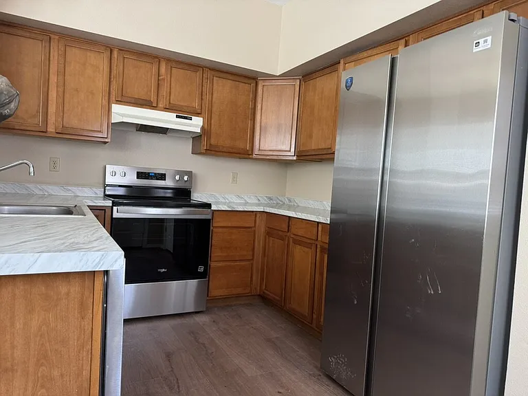 2429 E Monument St — Photo 10
