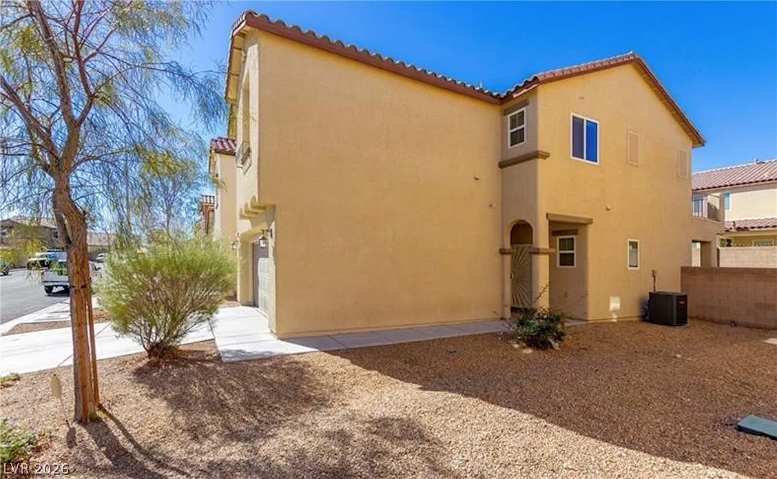 3 bed, 2.5 bath, 1697 sqft, $2,050 — Photo 4