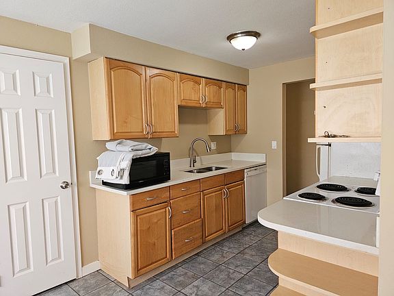 3rd image of 17109 NE 45th St APT 33