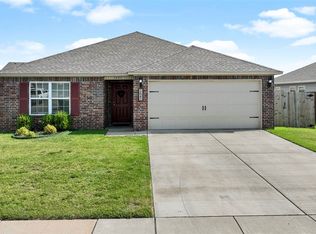 1641 Edinburgh Dr, Centerton, AR 72719