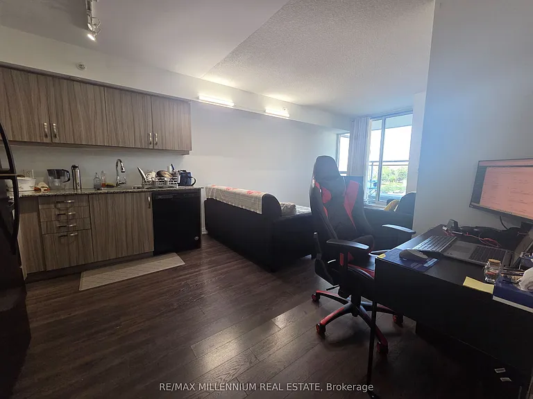 30 Meadowglen Pl #214 — Photo 4