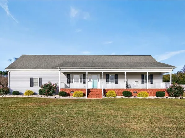 100 Longview Cir, Smithfield, VA 23430