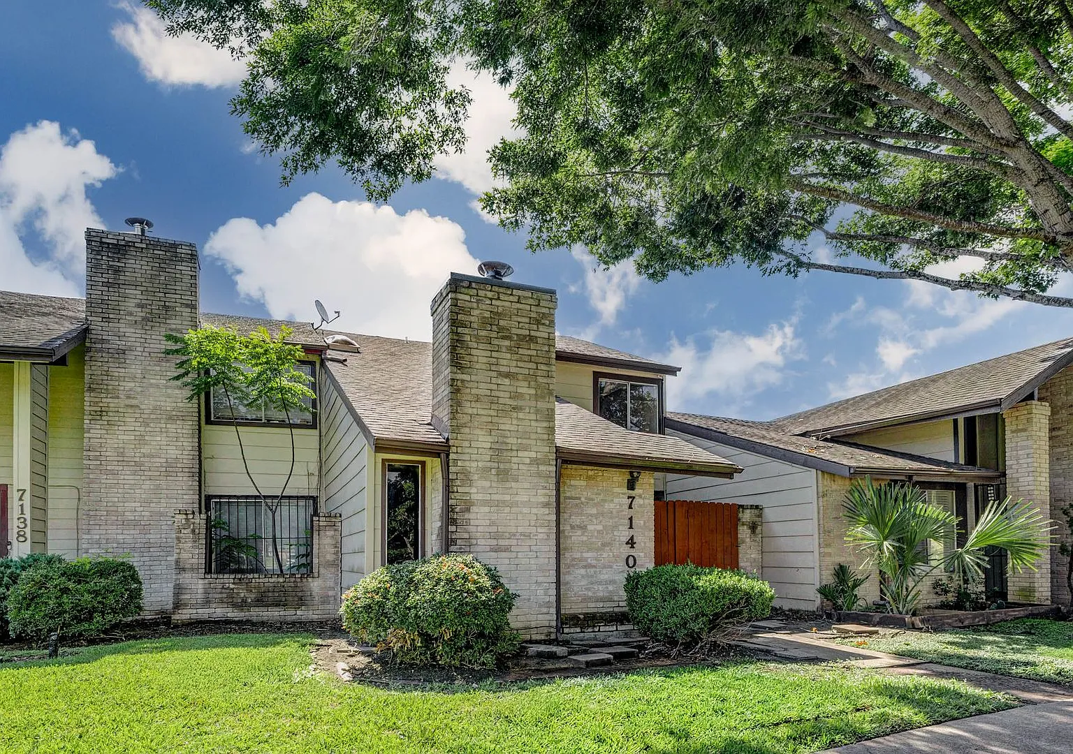 Houston Living in a Spacious Townhome — Photo 3