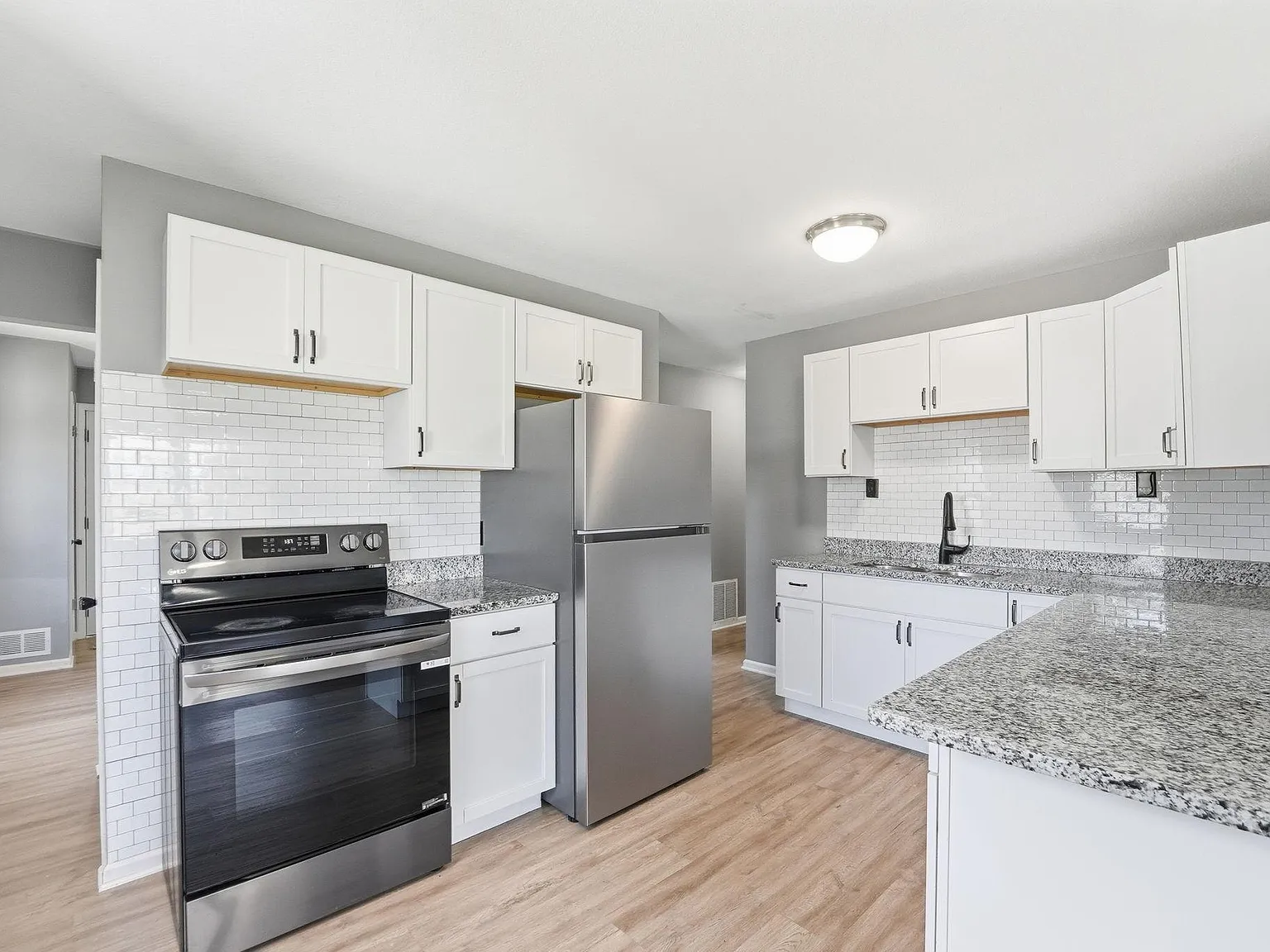 3 bed, 1.5 bath, 1898 sqft, $3,000 — Photo 2