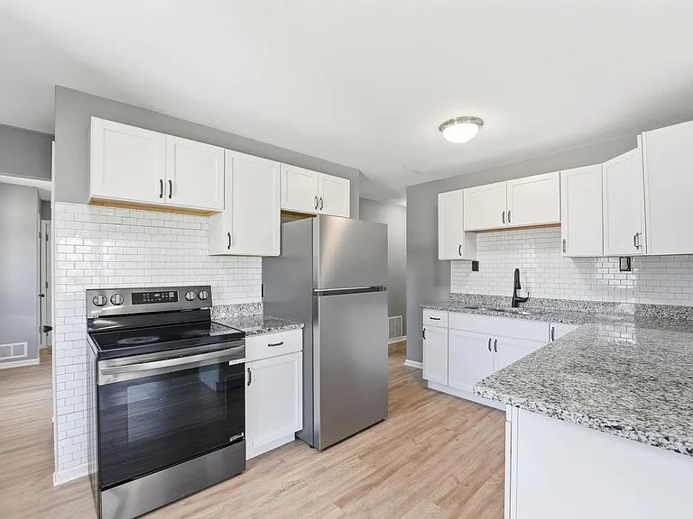 1697 Rose Pl — Photo 2