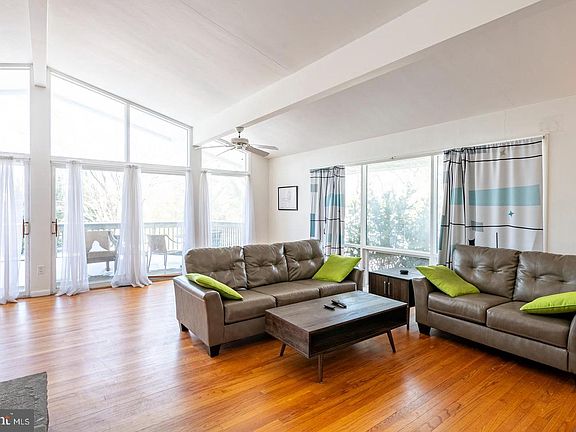 3rd image of 1519 Meadowlark Rd