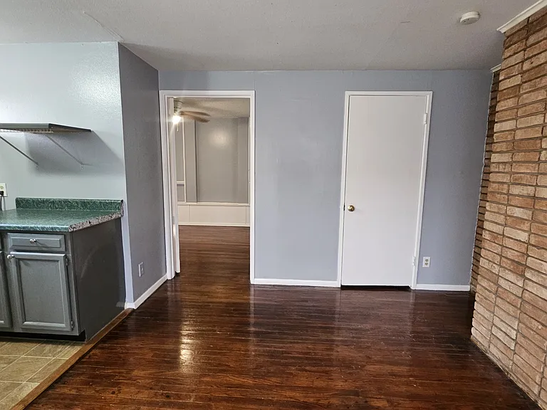 2815 Greenbriar Dr #1 — Photo 3