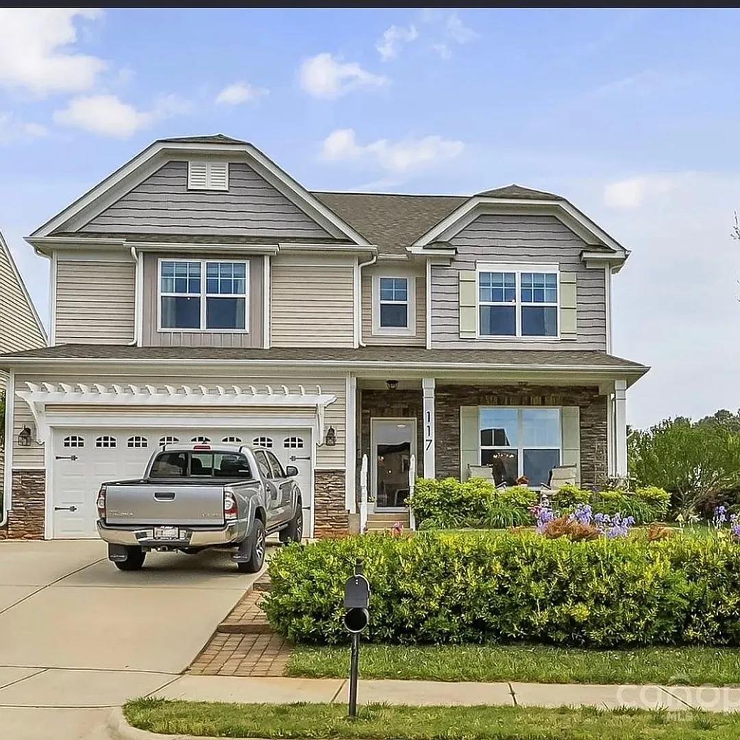 Spacious 5BR House in Statesville — Photo 1