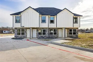 Modern 2 Bed/2 Bath Unit in Stephenville, TX - Available 08/11 - $1350 — Photo 2