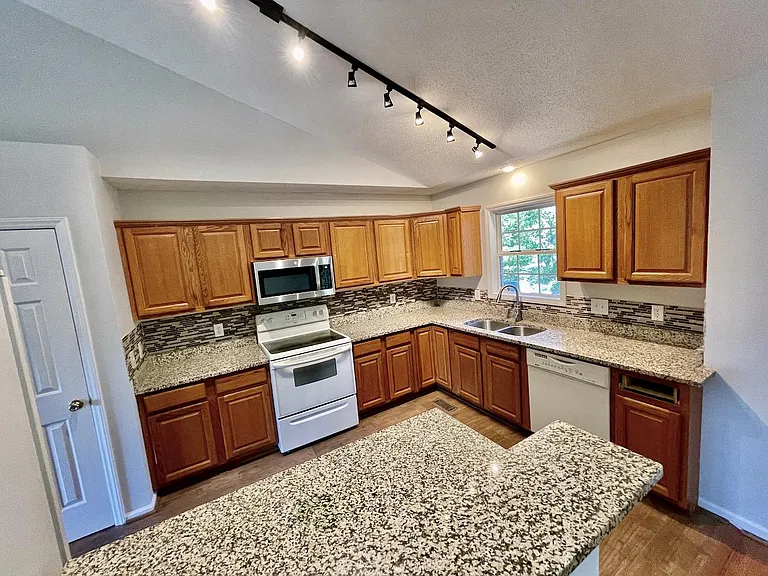160 Hunters Rdg — Photo 4