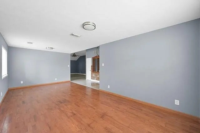 6715 Dillon Dr — Photo 6
