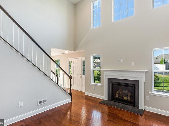 5th image of 507 Lexington Mews