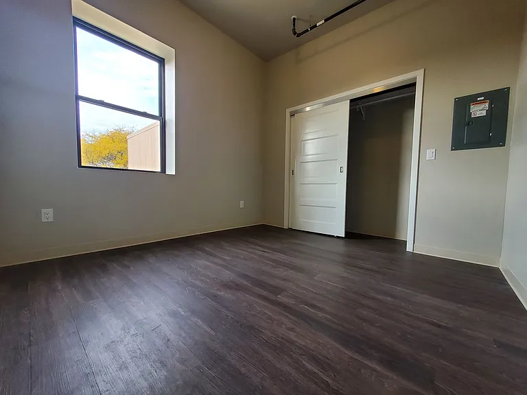 240 N Broadway — Photo 12