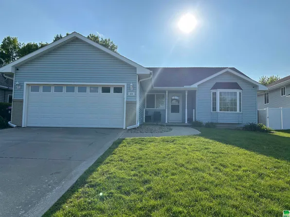 611 Lakeview Dr, McCook Lake, SD 57049