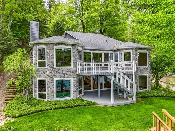 466 W Mohawk Dr, Malvern, OH 44644