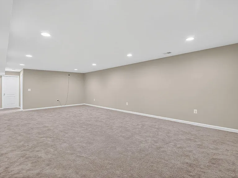 980 Basswood Dr — Photo 48