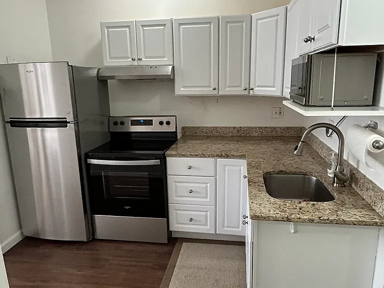 321-325 Meridian St #3 — Photo 5