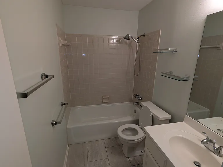12 Royal Ct — Photo 2