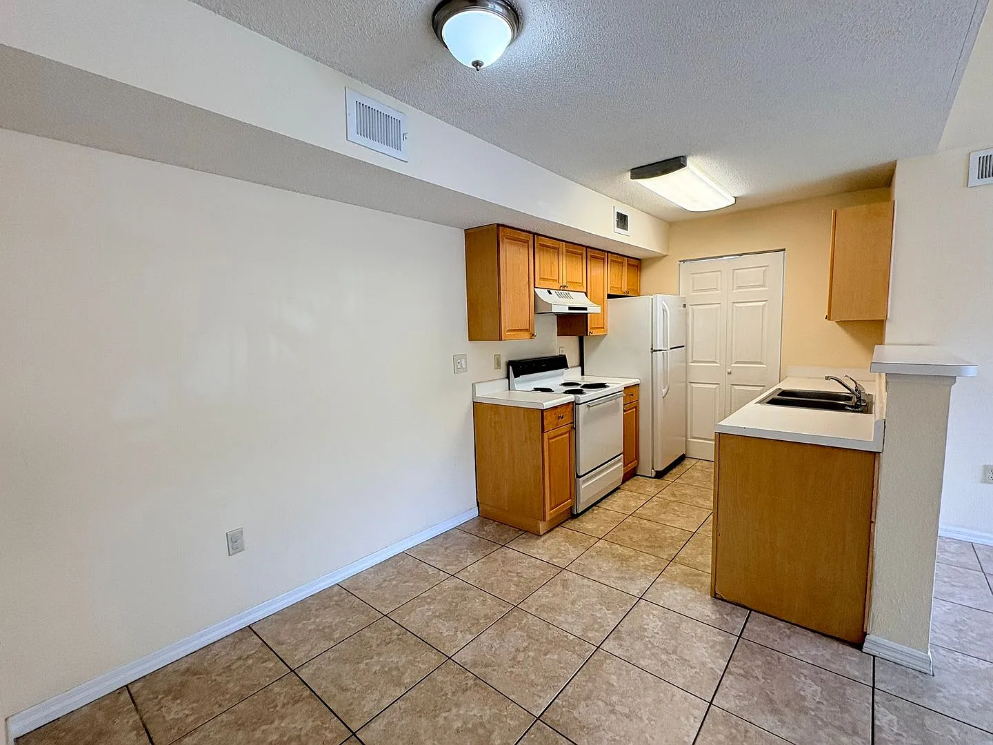 Charming 1 Bed / 1 Bath Second-Floor Condo in a Prime Fort Myers Location! — Photo 4